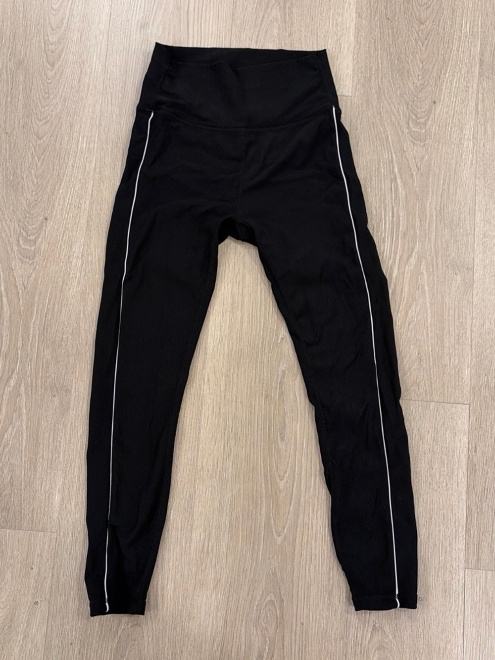 High-Waist Black Leggings with Contrasting White Stripe